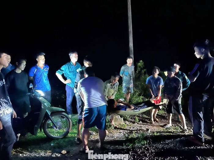 Cán bộ Ban CHQS xã Quan Sơn (Bộ CHQS tỉnh Lạng Sơn) và lực lượng dân quân xã cùng người dân tham gia ứng cứu các nạn nhân.