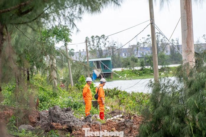 Đơn vị quản lý lưới điện Quảng Ninh thông tin bão số 1 đã gây sự cố trên hầu hết hệ thống lưới điện nổi tại khu vực Móng Cái, làm gián đoạn cung cấp điện cho hơn 38.000 khách hàng. Nhiều cột điện bị gãy đổ, đường dây trung thế, hạ thế bị đứt, cây xanh ngã đổ vào hành lang lưới điện khiến việc cấp điện bị ảnh hưởng trên diện rộng.
