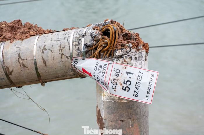 Thông tin từ phường Móng Cái 1, địa phương chịu thiệt hại nặng nề nhất do ảnh hưởng của bão số 1 gây ra. Theo thống kê, bão làm hư hỏng 12 cột điện chiếu sáng. Cùng với đó, đường dây cấp điện từ trung tâm ra khu vực Trà Cổ và Bình Ngọc bị hư hỏng, cột điện gãy khiến khu vực trên bị mất điện nhiều ngày.