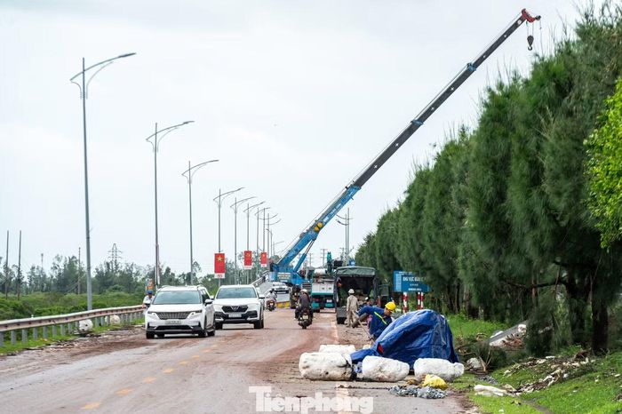 Ngay khi điều kiện thời tiết bảo đảm an toàn, Công ty Điện lực Quảng Ninh đã huy động trên 100 cán bộ, công nhân kỹ thuật, cùng đầy đủ vật tư, phương tiện thành lập nhiều mũi thi công đồng loạt xử lý sự cố.