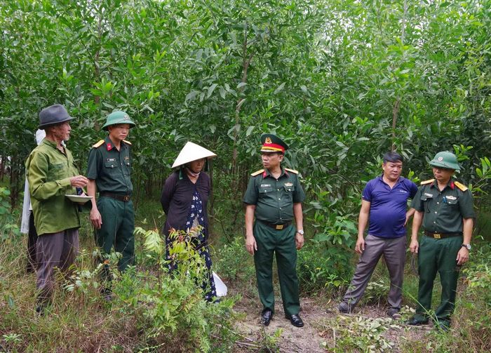 Đại tá Hà Văn Ái - Phó Chính ủy Bộ CHQS TP. Huế (thứ ba từ phải sang), cùng nhóm công tác kiểm tra khu vực hiện trường ở xã Hưng Lộc, xác minh thông tin mộ liệt sĩ.