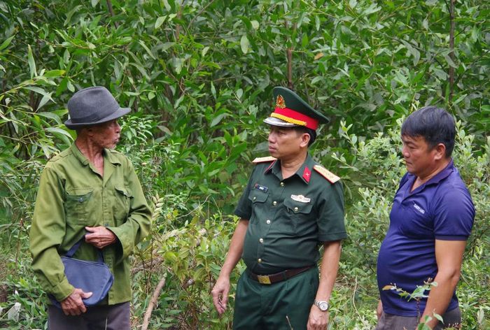 Lãnh đạo Bộ CHQS TP. Huế gặp gỡ nhân chứng để xác minh chặt chẽ các thông tin liên quan mộ liệt sĩ tại xã Hưng Lộc.