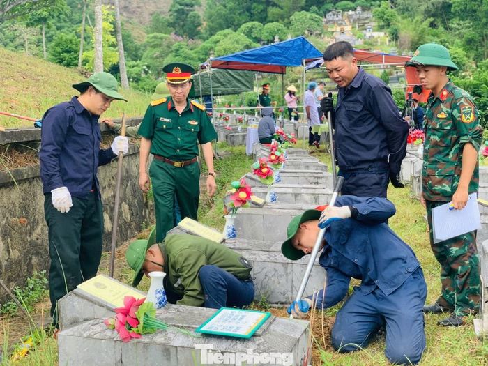 Cán bộ Đội Quy tập hài cốt liệt sĩ, Bộ CHQS tỉnh Hà Tĩnh cẩn trọng khai quật, thu nhận mẫu hài cốt tại Nghĩa trang Liệt sĩ Nầm phục vụ giám định ADN.