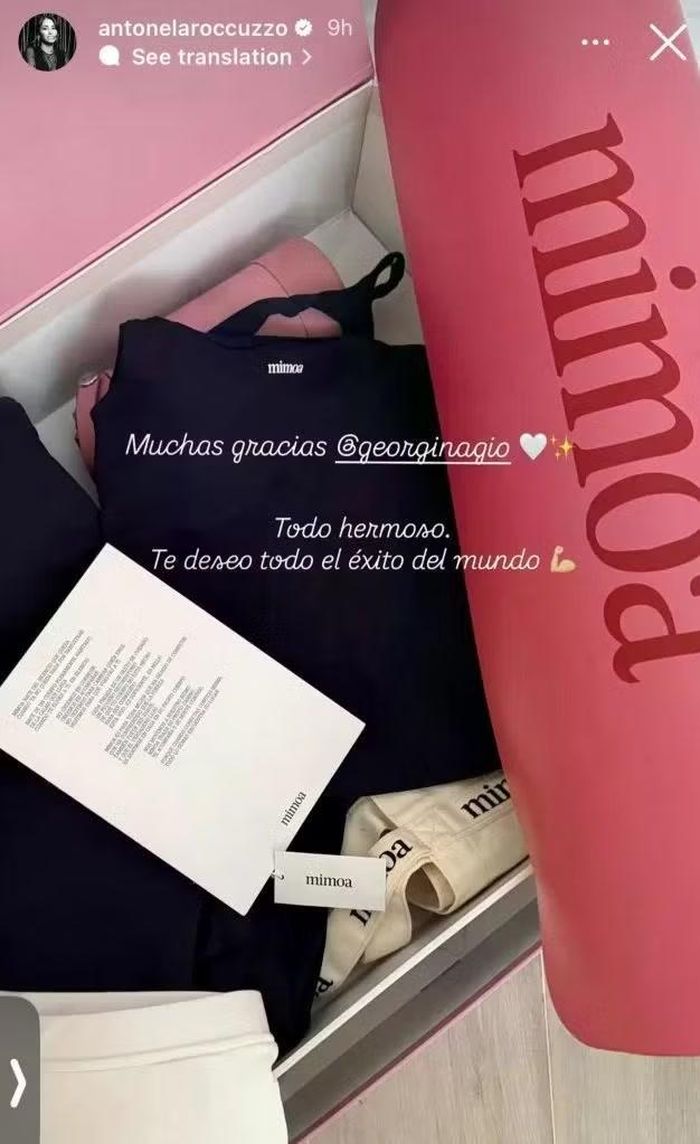 Antonela Roccuzzo khoe hộp quà do Georgina Rodriguez gửi tặng.