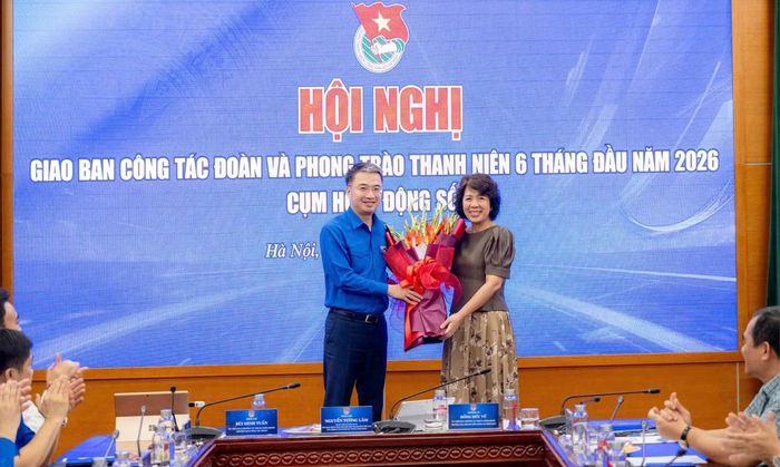 Bà Nguyễn Thị Hoàng Vân - Phó Bí thư Đảng ủy các cơ quan Đảng Trung ương tặng hoa chúc mừng anh Nguyễn Tường Lâm tái đắc cử Bí thư T.Ư Đoàn và chúc mừng Đại hội Đoàn toàn quốc lần thứ XIII thành công tốt đẹp.
