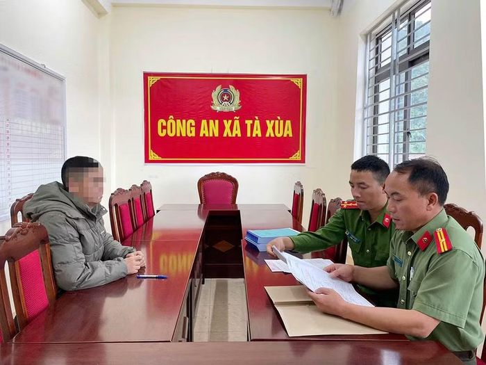 Công an xã Tà Xùa làm việc với M.P.L.
