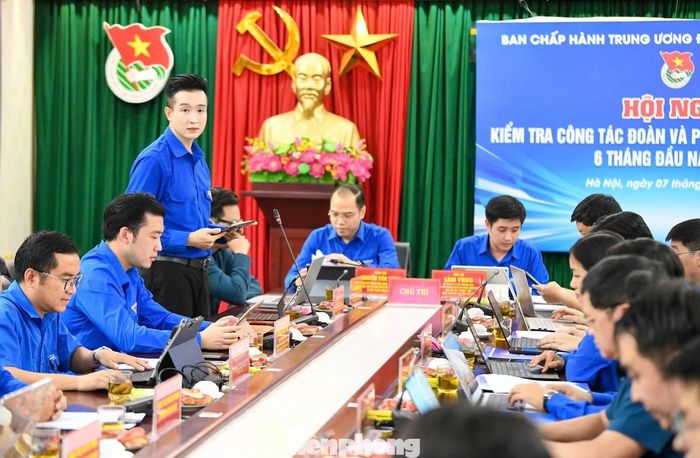 Anh Đào Đức Việt - Phó Bí thư Thành Đoàn, Chủ tịch Hội LHTN Việt Nam TP Hà Nội báo cáo kết quả công tác Đoàn và phong trào thanh thiếu nhi Thủ đô 6 tháng đầu năm 2026. Ảnh: D.T