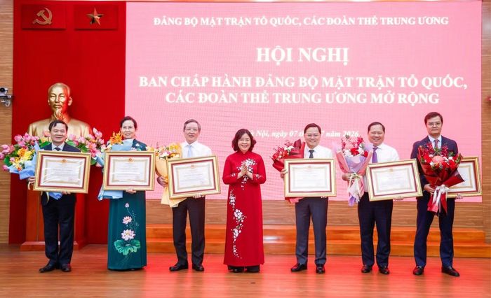Bà Bùi Thị Minh Hoài - Ủy viên Bộ Chính trị, Bí thư Trung ương Đảng, Bí thư Đảng ủy MTTQ, các đoàn thể Trung ương, Chủ tịch Ủy ban Trung ương MTTQ Việt Nam trao Huân chương Lao động hạng Ba cho các tập thể, cá nhân. Ảnh: QV.