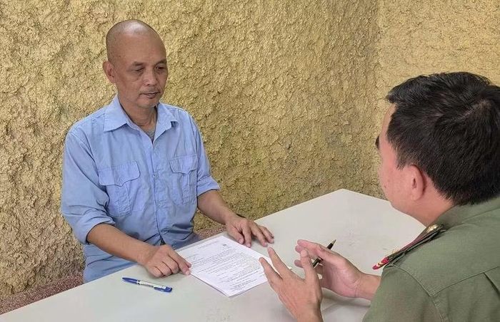 Bị can Nguyễn Thành Nam (ngồi bên trái) tại cơ quan điều tra. Ảnh: Công an Hà Nội