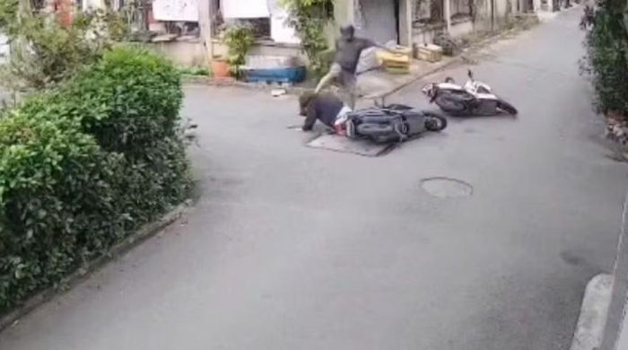 Người đàn ông có hành vi dùng chân tác động vào đầu cô gái sau va chạm giao thông. (Ảnh chụp từ clip)