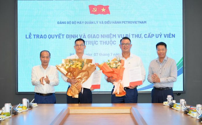 Đồng chí Nguyễn Văn Mậu và đồng chí Phạm Quang Dũng trao quyết định cho đồng chí Phạm Ngọc Hiến và đồng chí Trương Minh Tuệ.