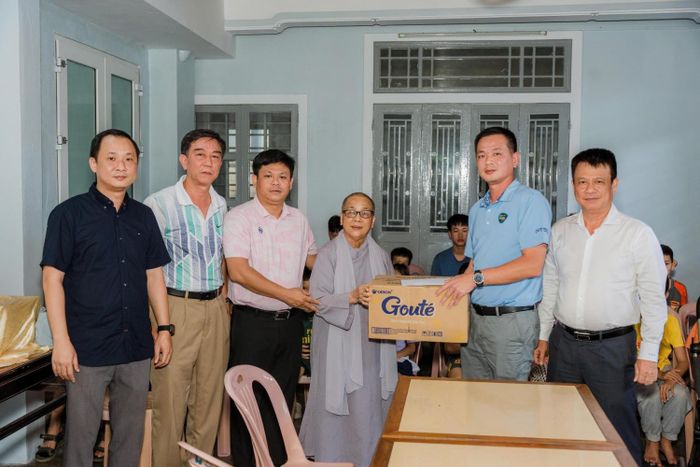 Đoàn PTSC thăm hỏi, động viên và trao gửi những phần quà, tình cảm sẻ chia đến các em trong mái ấm giàu tình thương của chùa Đức Sơn (Huế).