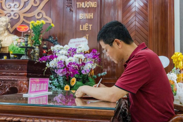 Ghi lưu niệm tại Nghĩa trang Liệt sĩ Quốc gia Đường 9, ông Trần Hồ Bắc - Tổng giám đốc PTSC bày tỏ lòng tri ân sâu sắc trước công lao to lớn của các anh hùng liệt sĩ đã chiến đấu, hy sinh vì Tổ quốc.