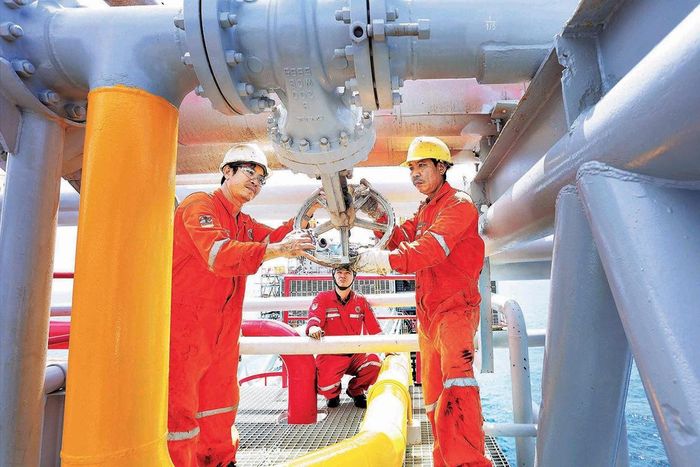Người lao động Petrovietnam vận hành đường ống, giàn CNTT 2 (ảnh: Nguyễn Đức Hậu)