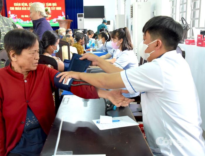 Hàng trăm người dân được khám bệnh miễn phí.