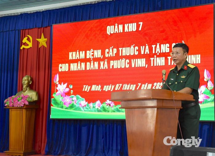 Đại tá Trần Văn Long - Phó Chính ủy Cục Hậu cần - Kỹ thuật Quân khu 7 phát biểu.