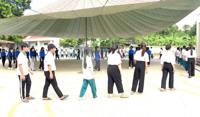 Tập huấn các vũ điệu sinh hoạt tập thể và điệu múa truyền thống của Việt Nam, Lào, Campuchia cho các em học sinh.