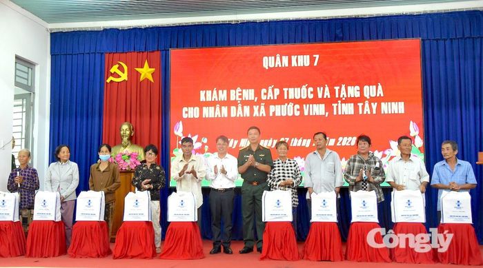Trao tặng quà cho đại diện các hộ dân.