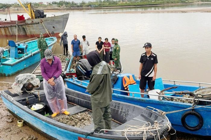 Các đối tượng cắt dây hàu hà của gia đình anh Vi Văn Quyết.