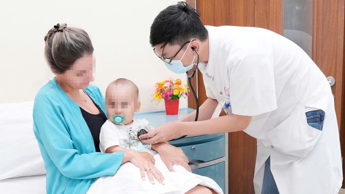 Thăm khám bệnh nhi sau khi gắp dị vật. (Ảnh: BVCC)