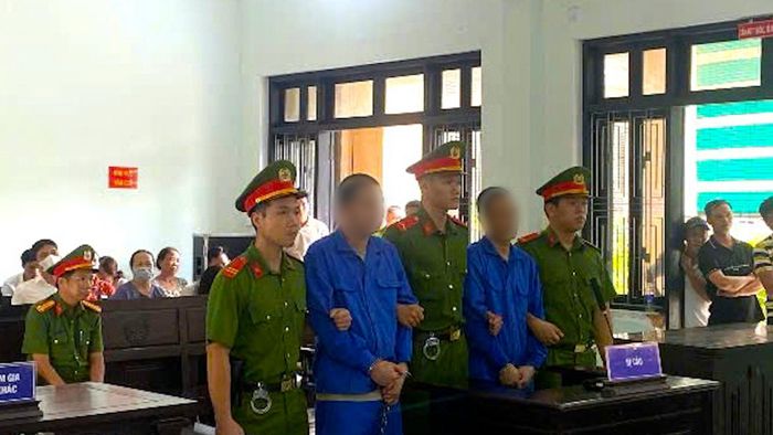 Hai bị cáo tại phiên tòa xét xử vụ án mua bán trái phép chất ma túy.