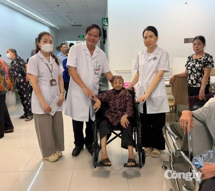 Bệnh nhân được thăm, khám tận tình và được tư vấn sức khỏe miễn phí.