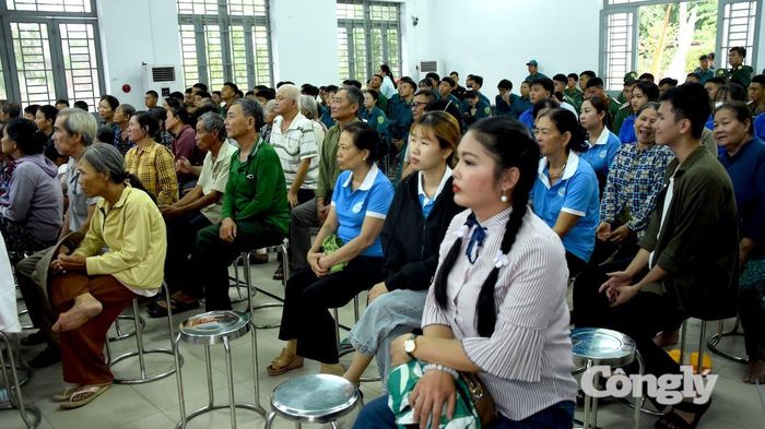 Đông đảo bà con nhân dân theo dõi chương trình.