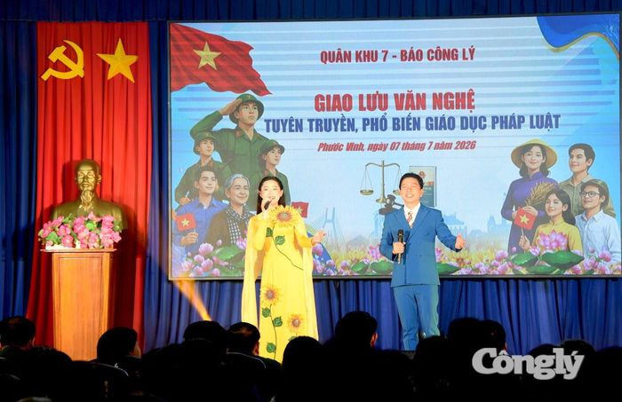 Tiết mục ca múa đặc sắc do Đoàn Văn công Quân khu 7 biểu diễn.