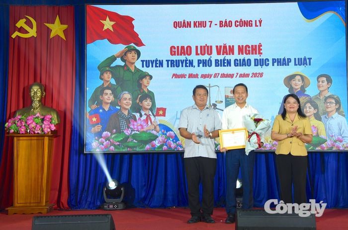 Trao tặng Thư cảm ơn cho Báo Công lý.