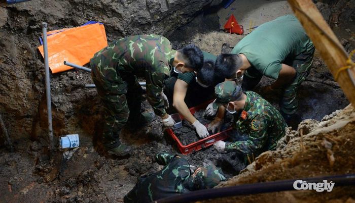 Cán bộ, chiến sĩ tỉ mỉ bóc tách từng lớp đất, tìm kiếm hài cốt và di vật tại khu vực khai quật ở Công viên Lê Thị Riêng.