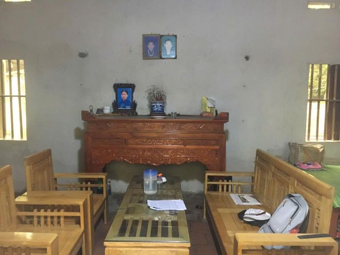 Trang cho biết nhà em vốn chỉ có 1 bộ bàn ghế, còn giường, tủ được mọi người cho sau khi mẹ em qua đời. Ảnh: NVCC 