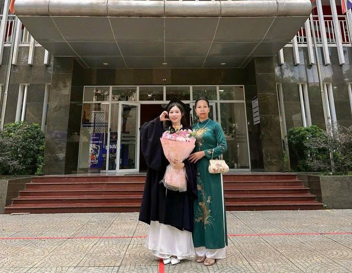 Bức ảnh được Trang nhờ AI ghép thêm hình của mẹ đứng cùng trong ngày lễ tốt nghiệp. Ảnh: NVCC