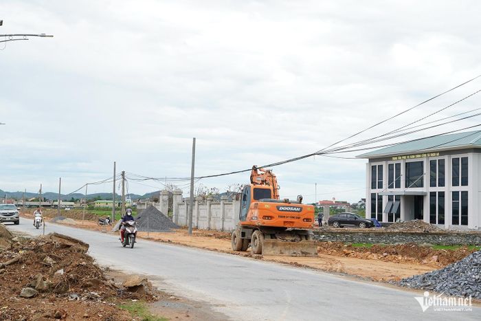 Tuyến đường đi qua khu đất vừa đấu giá đang được mở rộng, cạnh trung tâm phục vụ hành chính công xã Bạch Hà. Ảnh: T.T