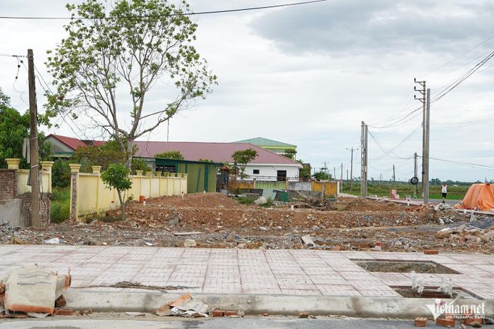 Một số lô đất được rao bán lại chỉ ít ngày sau phiên đấu giá. Ảnh: T.T