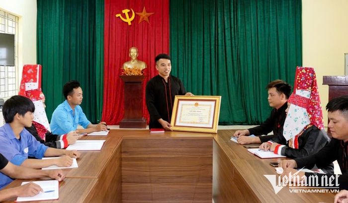 Các cuộc họp thôn không chỉ bàn chuyện phát triển kinh tế, mà còn là nơi thống nhất những công việc chung của cộng đồng. Ảnh: Mỹ Dung