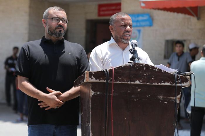 Phát ngôn viên Hamas Hazem Qassem (trái) và Ismail al-Thawabta, giám đốc văn phòng truyền thông của chính quyền Hamas ở Dải Gaza công bố ý định chuyển giao quyền lực của nhóm hôm 6/7. Ảnh: Anadolu