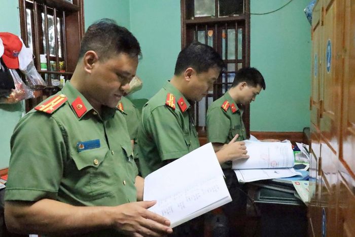 Lực lượng công an kiểm tra, thu giữ nhiều tài liệu, sổ sách và chứng cứ tại Đền Công đồng Bắc Lệ phục vụ công tác điều tra. Ảnh: Công an tỉnh Lạng Sơn
