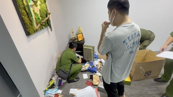 Công an khám xét hàng loạt địa điểm thuộc Chi nhánh Công ty TNHH Holidays Việt Nam. Ảnh: CACC