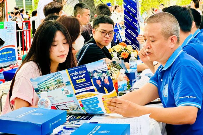 Cán bộ Trường ĐH Mỏ - Địa chất tư vấn tuyển sinh cho thí sinh. Ảnh: Fanpage Trường ĐH Mỏ - Địa chất.