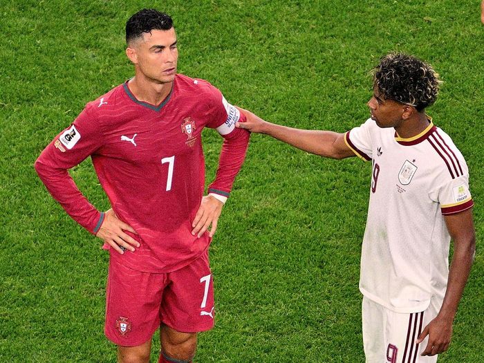Yamal an ủi Ronaldo. Ảnh: EFE