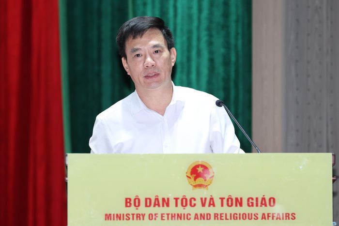 Chánh Văn phòng Bộ Dân tộc và Tôn giáo Nguyễn Cao Thịnh trình bày báo cáo tại Hội nghị. Ảnh: Lê Anh Dũng
