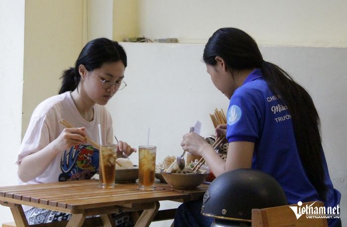 Hai bạn sinh viên cũng đến quán ăn thưởng thức món ăn "có mùi khó ngửi"