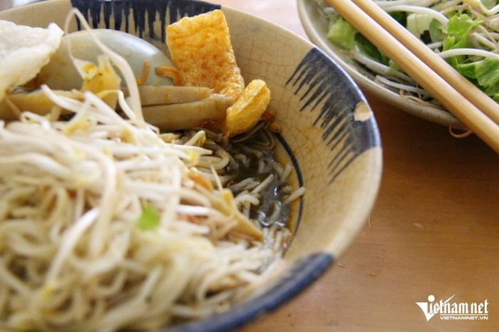 Món ăn có phần nước dùng màu đen, bốc mùi thối đặc trưng