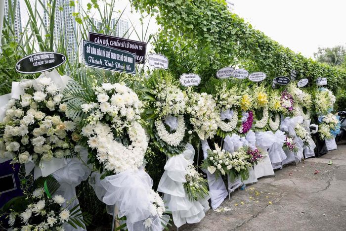 Tang lễ diễn ra trang nghiêm, nhẹ nhàng, ngoài sân phủ đầy hoa trắng từ các đồng nghiệp, các đơn vị, cơ quan ban, ngành. 