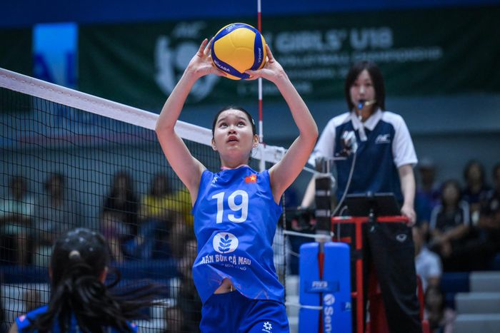 Tuyển bóng chuyền U18 nữ Việt Nam giành chiến thắng trong 3 set đấu với các tỷ số 25/21, 25/15, 25/23.