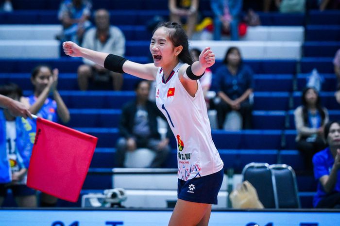 Các cô gái Việt Nam làm chủ thế trận.