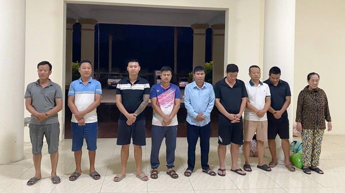 Các đối tượng trong đường dây tổ chức đánh bạc và đánh bạc. Ảnh: CACC