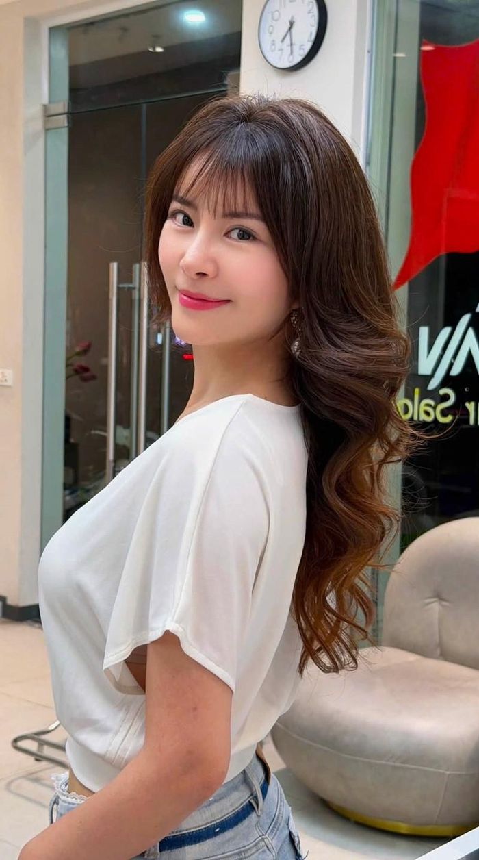 NSƯT Kim Oanh hào hứng khoe kiểu tóc xoăn mới, thực hiện sau thời gian dài chỉ để tóc thẳng.