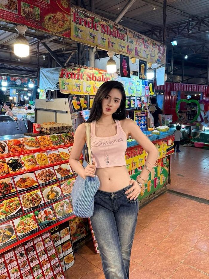 Hoa hậu Ý Nhi khoe eo thon, vóc dáng mảnh mai trong chuyến du lịch tại Phuket, Thái Lan.