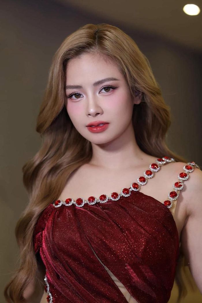 Ca sĩ Dương Hoàng Yến: "Thế giới có 2 kiểu người: một là thích em, hai là chưa gặp em".